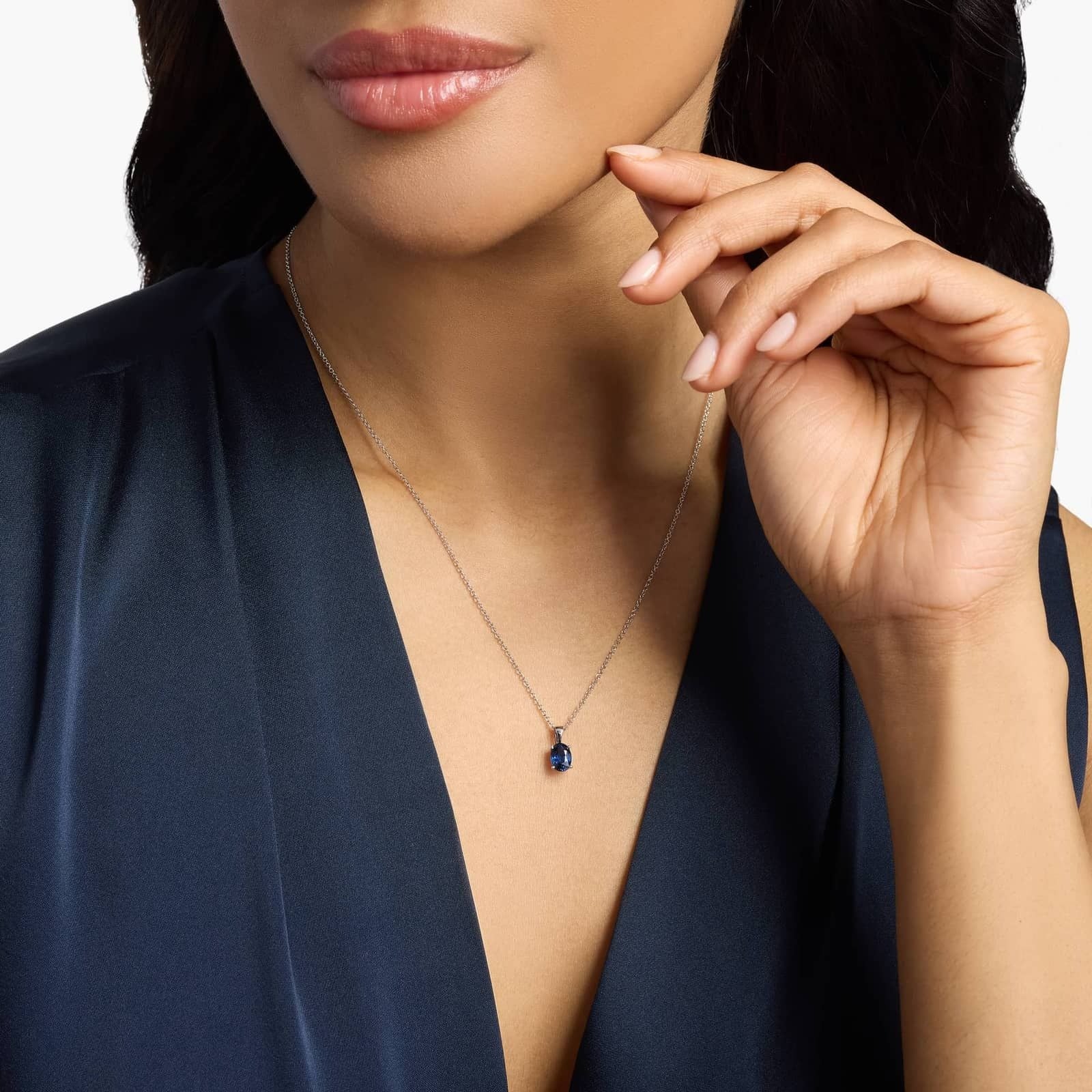 Oval Solitaire Sapphire Pendant in 18k White Gold (7x5mm)